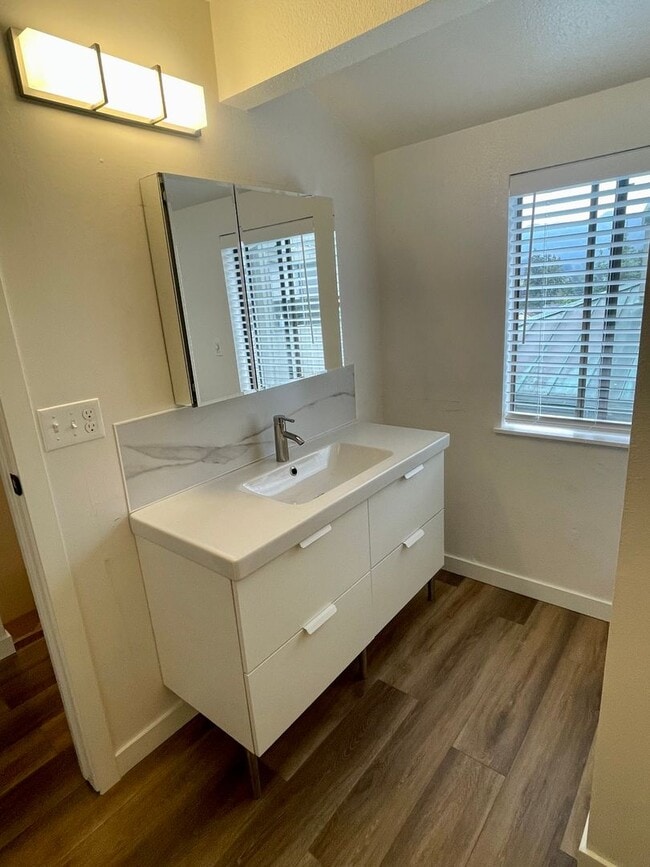 Foto del edificio - Fully updated/renovated unit NO GARAGE 1 B...