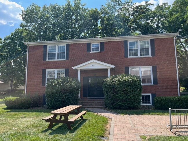 Building Photo - 314 S Poplar St