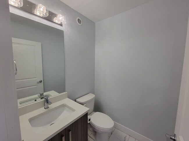 Photo du bâtiment - 1308 Rutland Rd N