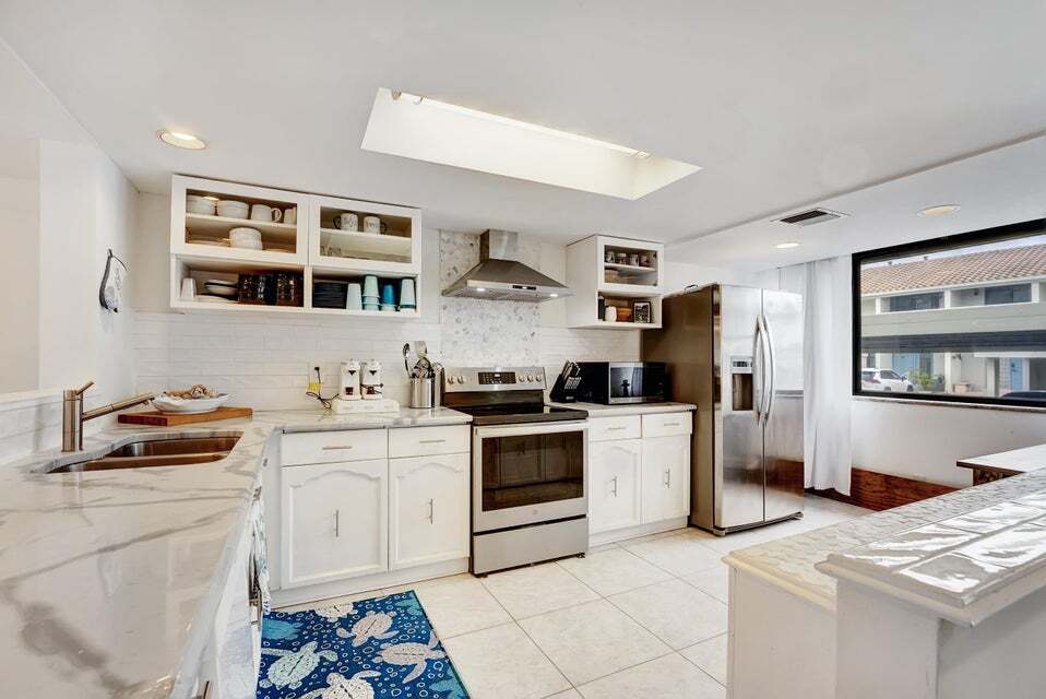Primary Photo - 716 NE 20th Ln