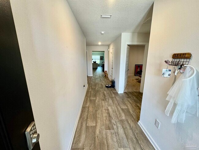 Foto del edificio - 5645 Guinevere Ln