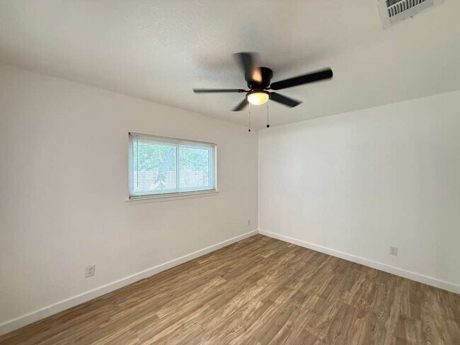 Building Photo - 5542 Snow Fox Dr