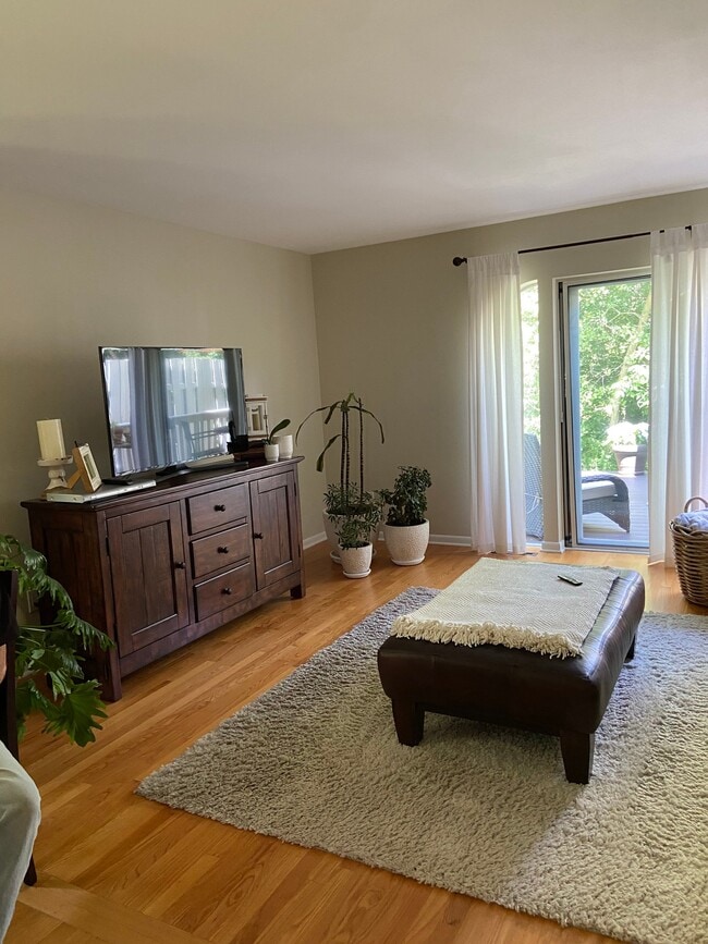 Building Photo - 1124 Fern Hollow Dr