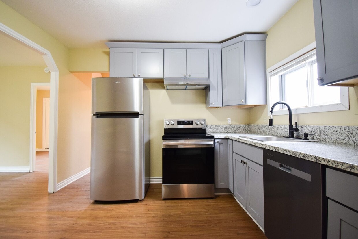 Primary Photo - 2BD/1BA House with Garage!! Washer/Dryer i...