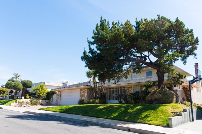 Foto del edificio - Los Feliz/Hollywood Hills AMAZING 6 Bed/4 Bath/Pool Luxury Home for Lease!