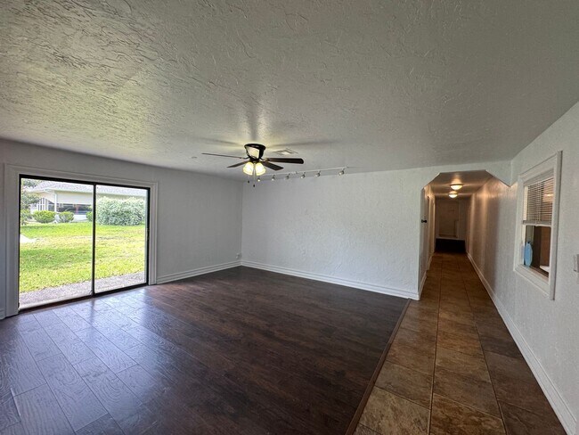 Foto del edificio - GORGEOUS! 5 Bedroom, 3 Bathroom Home in Deland!