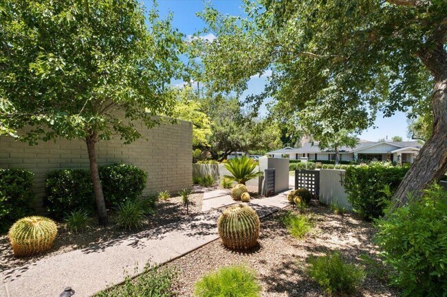 Building Photo - 6141 E Calle Del Norte