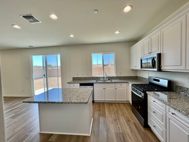 Foto del edificio - Newer 2022-Built, 4BR Home with Solar, Loft, Downstairs Bedroom, and Backyard
