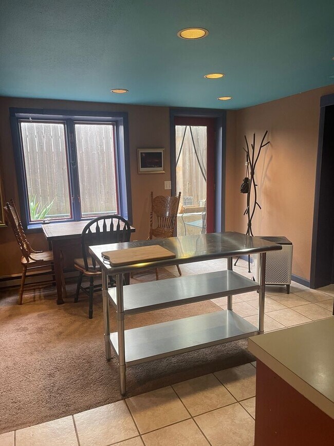 Foto del edificio - Furnished 2 Bedroom Garden Level Apartment in Upper Table Mesa Near Bear Creek Park