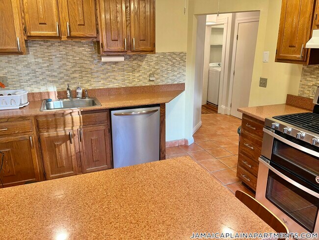 Building Photo - 11 Chilcott Pl