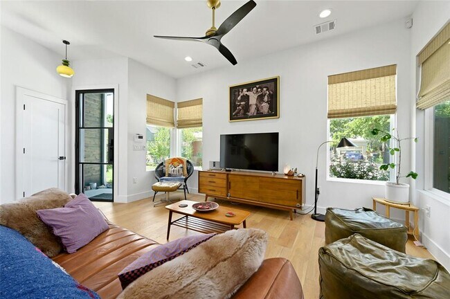 Foto del edificio - 1187 Oak Grove Ave