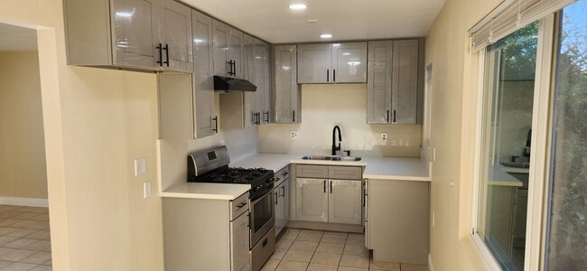 Photo - 1131 W Highland St Apartment