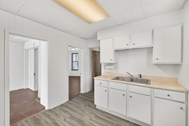 Building Photo - 170 Marion Ave