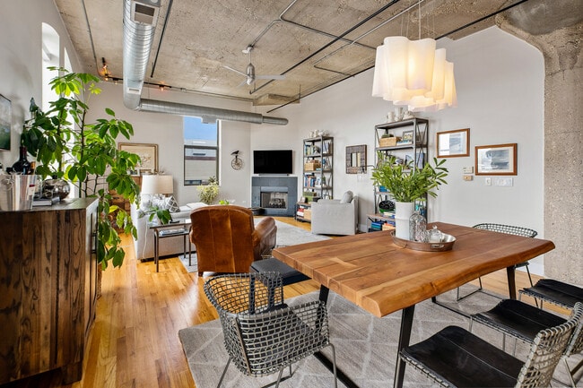Building Photo - 758 N Larrabee St