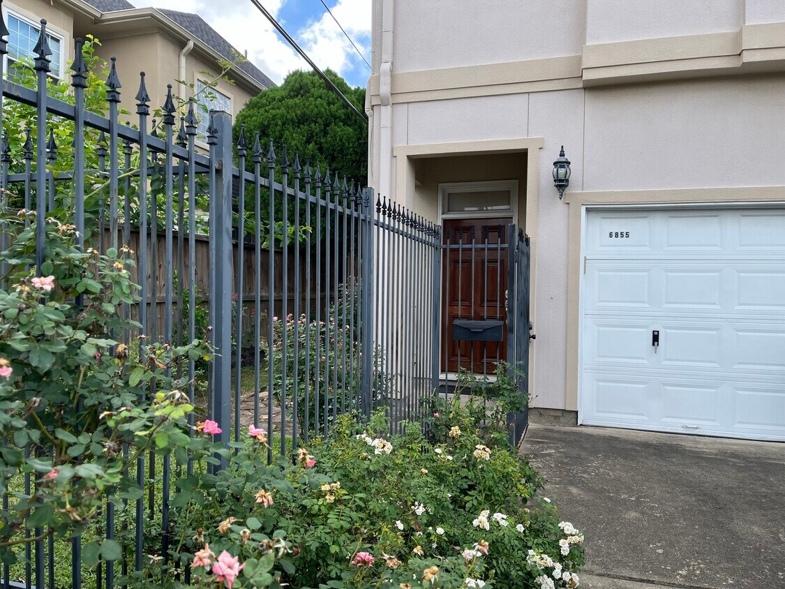 Foto principal - 6855 Bellgreen Dr