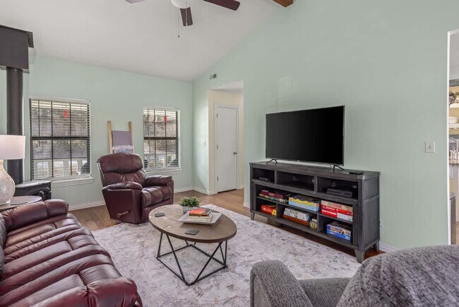 Foto del edificio - 2110 Loren Cir