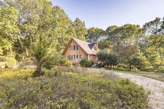 Building Photo - 83 3 Mile Harbor Dr