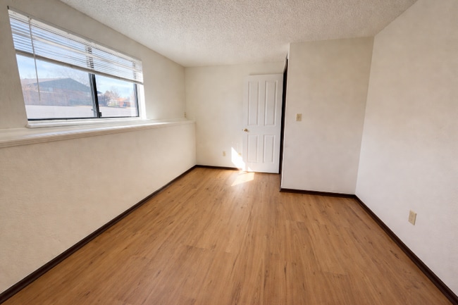 Foto del edificio - 139 Juniper Pl