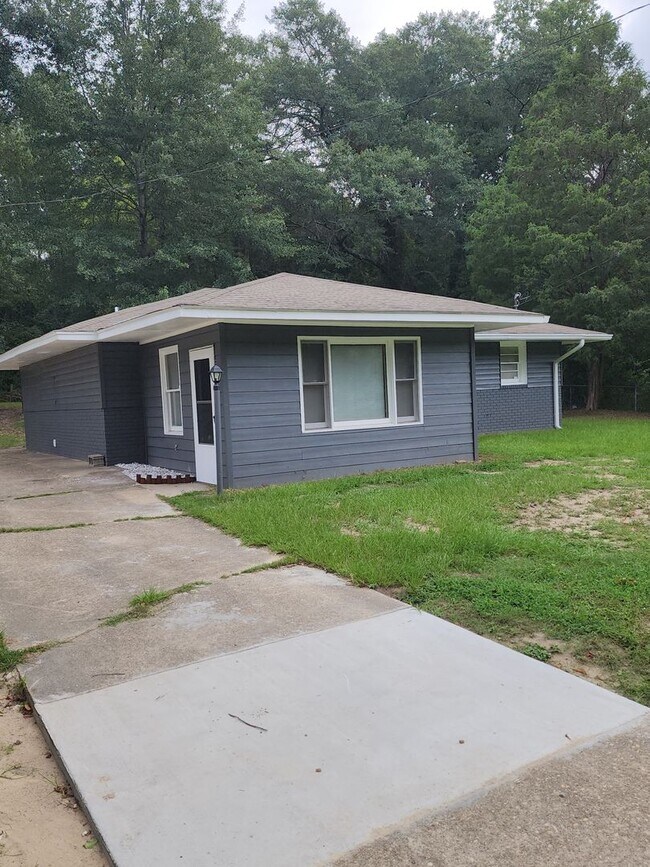 Foto del edificio - BEAUTIFUL 3 BEDROOMS 2 BATHS IN PHENIX CITY