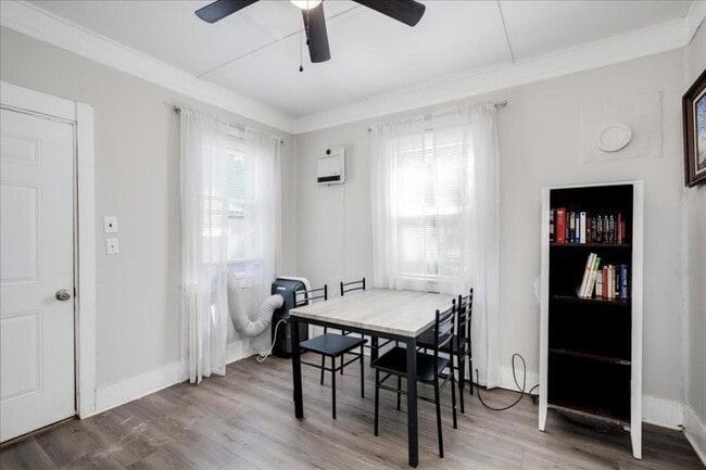 Foto del edificio - 2245 Bayvale Rd