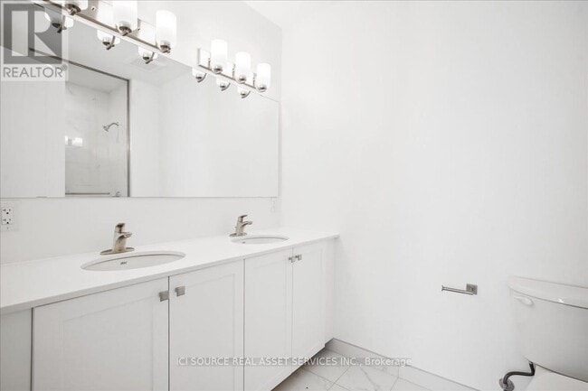 Building Photo - PH2 - 19B WEST STREET N