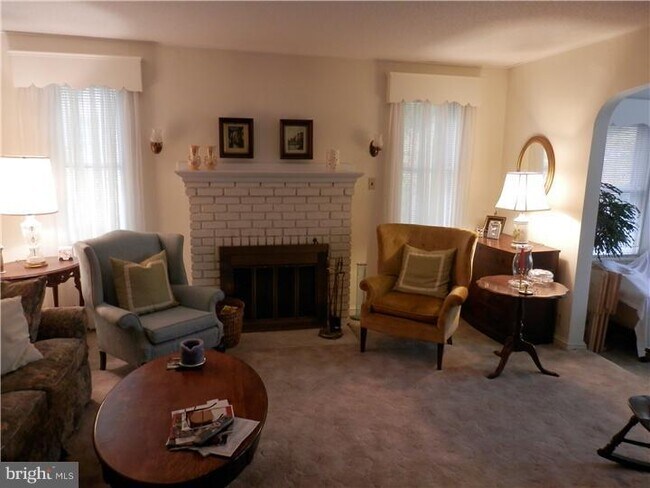 Foto del edificio - 32 Strawbridge Ave