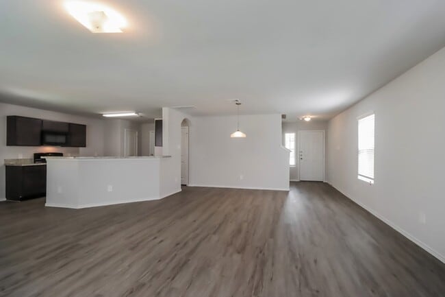 Building Photo - 204 Blue Crane St