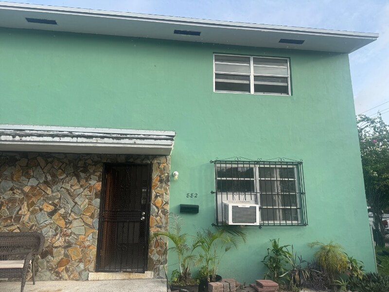 Foto principal - 882 NW 2nd St