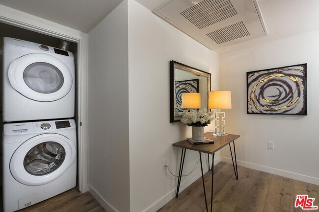 Foto del edificio - 5229 Willowcrest Ave