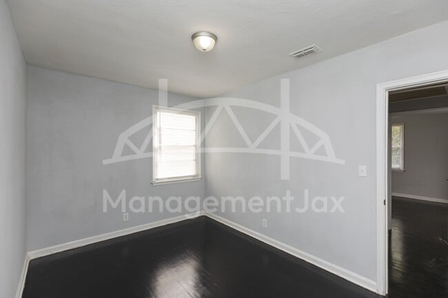 Building Photo - 2325 Westbrook Cir N