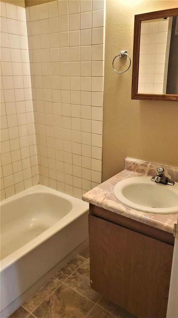 Building Photo - Broad Duplex's