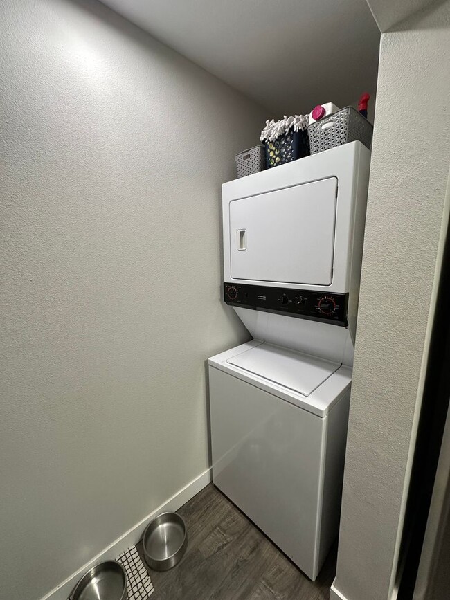 Foto del edificio - Charming 1 Bedroom/ 1Bathroom Lower Level ...