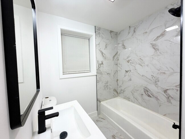 Foto del edificio - 7301 S Constance Ave