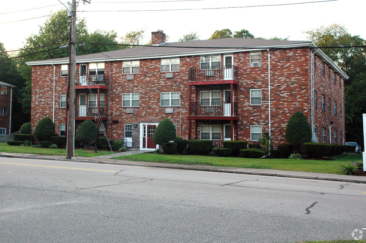 Primary Photo - New Englander Apartments