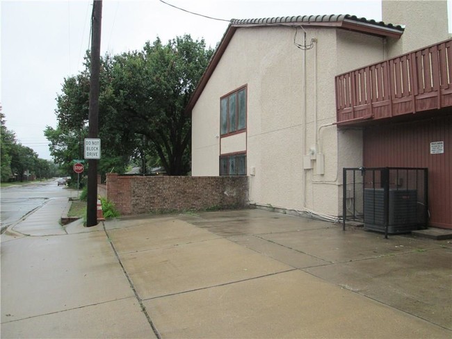 Building Photo - 801 W Rochelle Rd