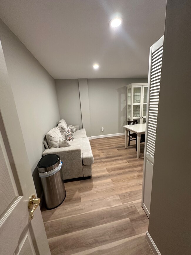 lounge/sitting - 3846 Farrcroft Grn