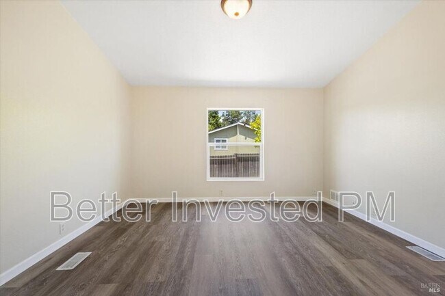 Building Photo - 1449 E Oak St