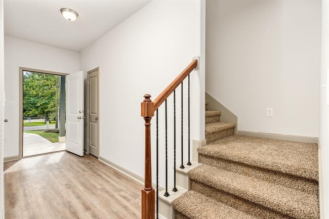 Building Photo - 910 Shady Ln