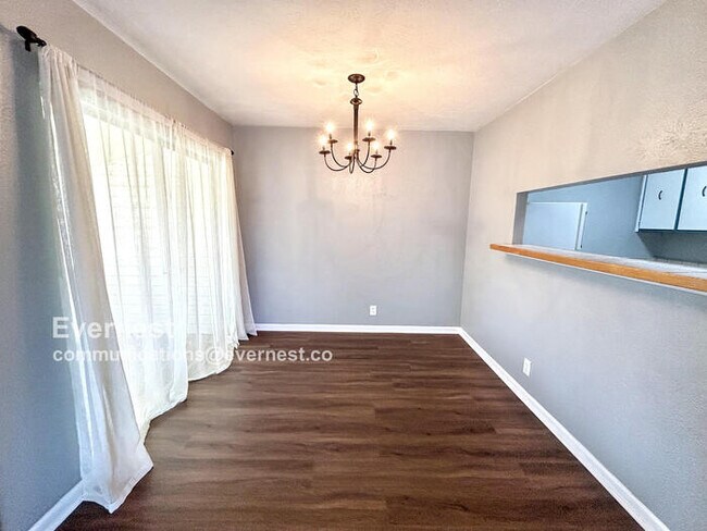 Foto del edificio - 810 Bellevue Rd