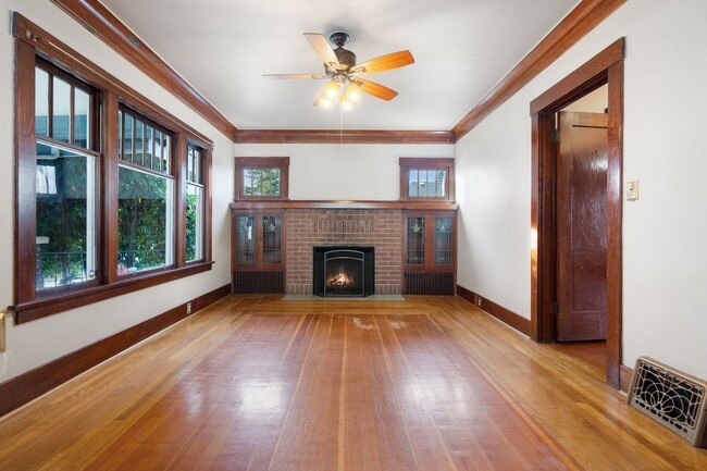 Building Photo - Craftsman-Style 3-Bedroom Home Near Downtown Bremerton