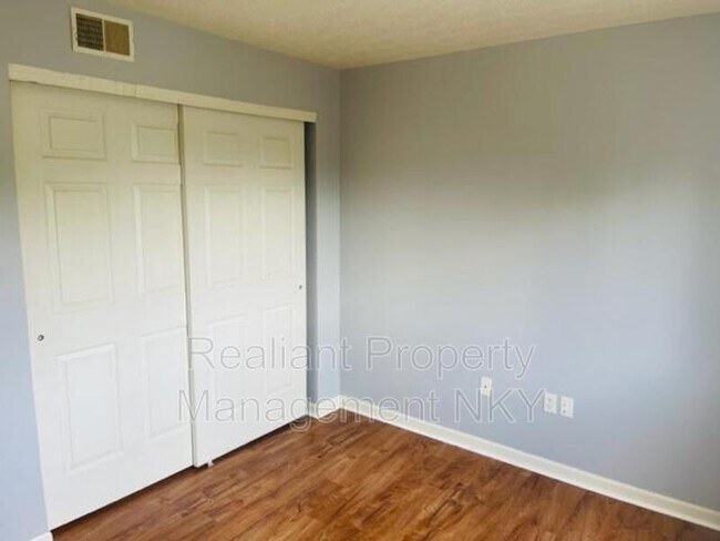 Building Photo - 910 Amhurst Dr