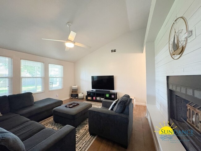 Building Photo - Beautifully Upgraded 4-Bedroom Home in the...
