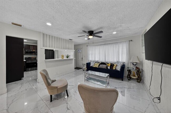 Foto del edificio - 19621 NW 11th Ct