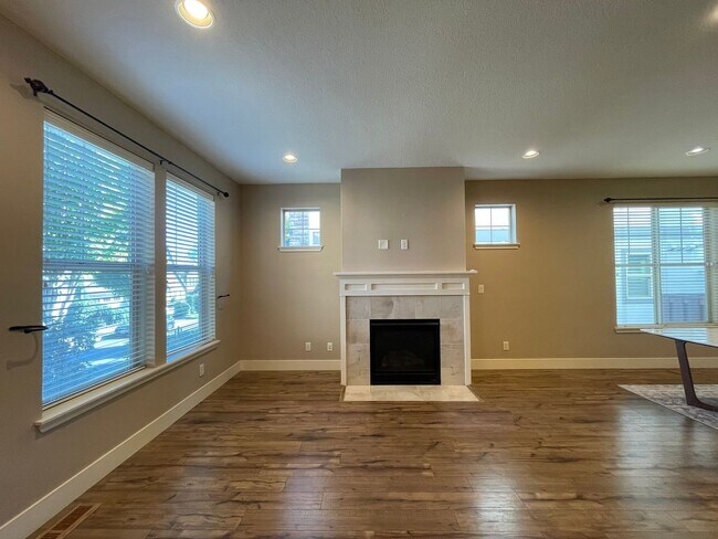 Building Photo - Beautiful 4Bd/3Ba Home in Arbor Oaks Commu...