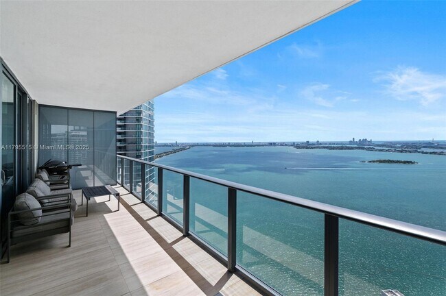 Foto del edificio - 650 NE 32nd St