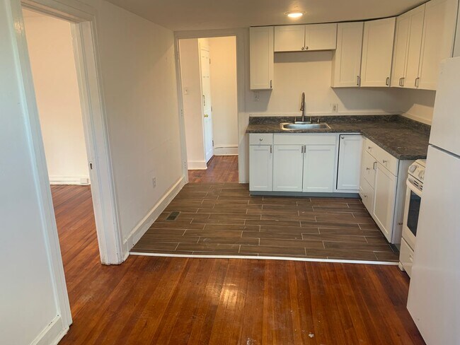 Building Photo - 2 Bedroom 3rd Floor Apartment Parking Roof...