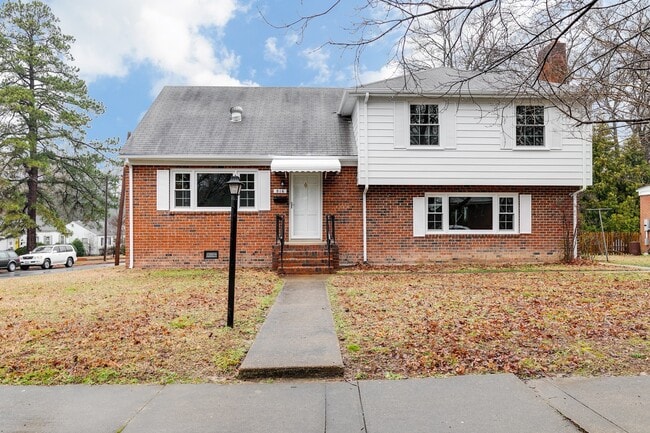 Building Photo - Large 4 Bedroom Tri-Level Home in the West...