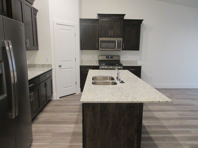 Building Photo - 3 Bed - 2 Bath Newer Construction Single L...