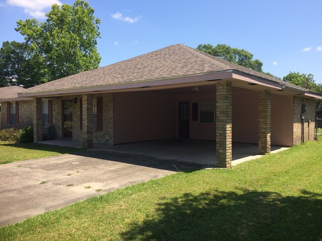 Foto del edificio - 3/2 brick house off of Verot School Rd.