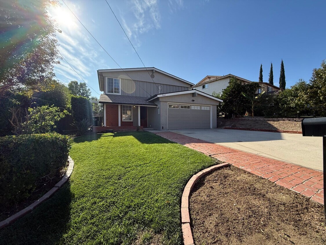 Foto principal - 3 bedroom, 1 1/2 bath home in Thousand Oaks